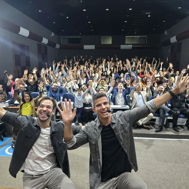 os-mentalistas-palestra-engajamento-equipe-auditorio